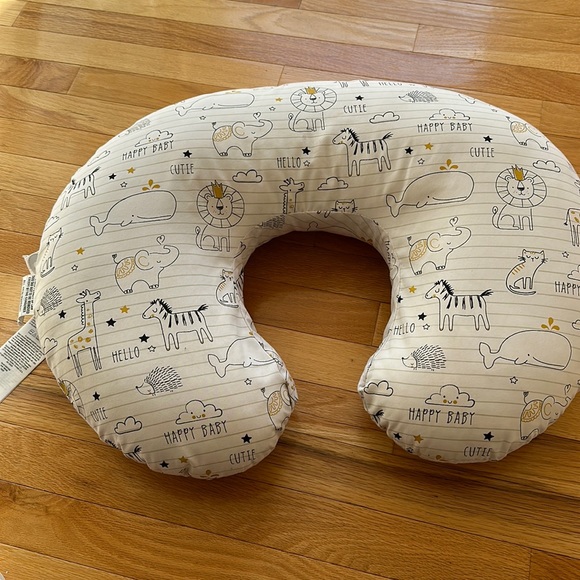 Boppy pillow with 3 covers - Picture 1 of 3